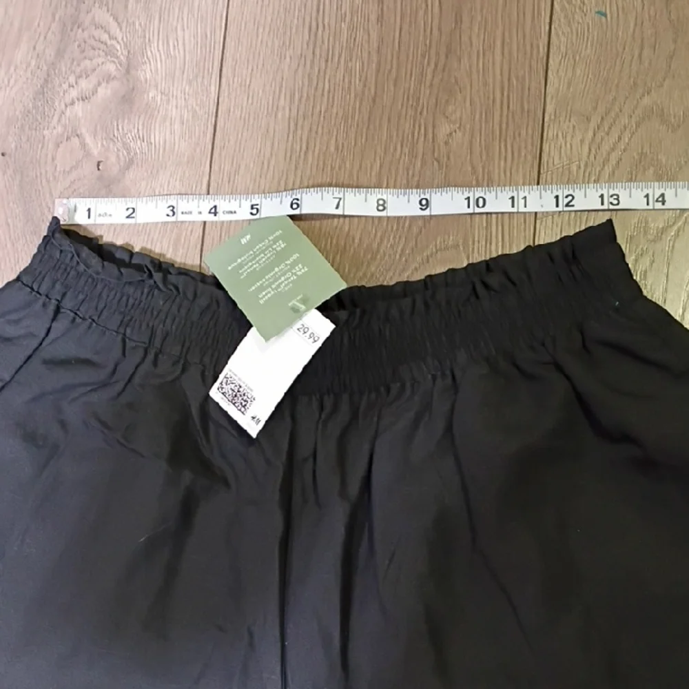 H&M Women's Black Lyocell Blend Shorts Size M‎